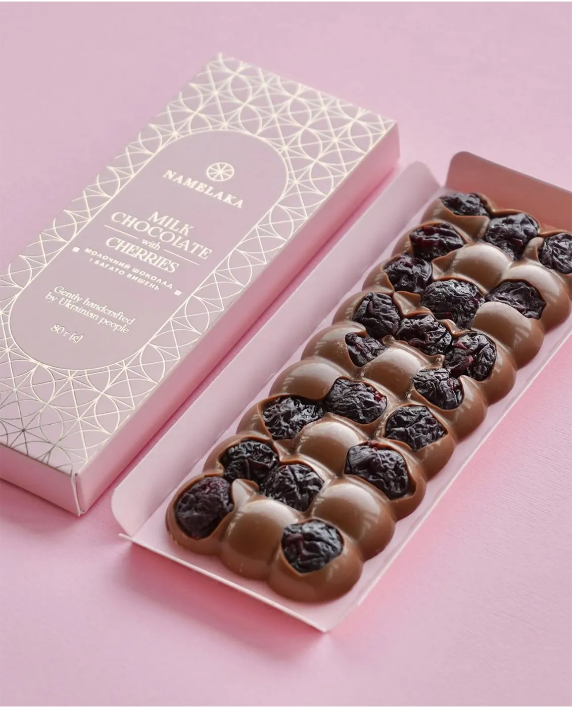 Молочний шоколад і багато вишень